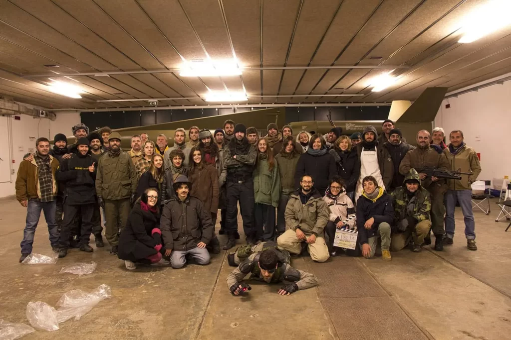 Giacomo Talamini et son groupe d’étudiants italien lors du tournage du film Metal Gear Solid Philanthropy.